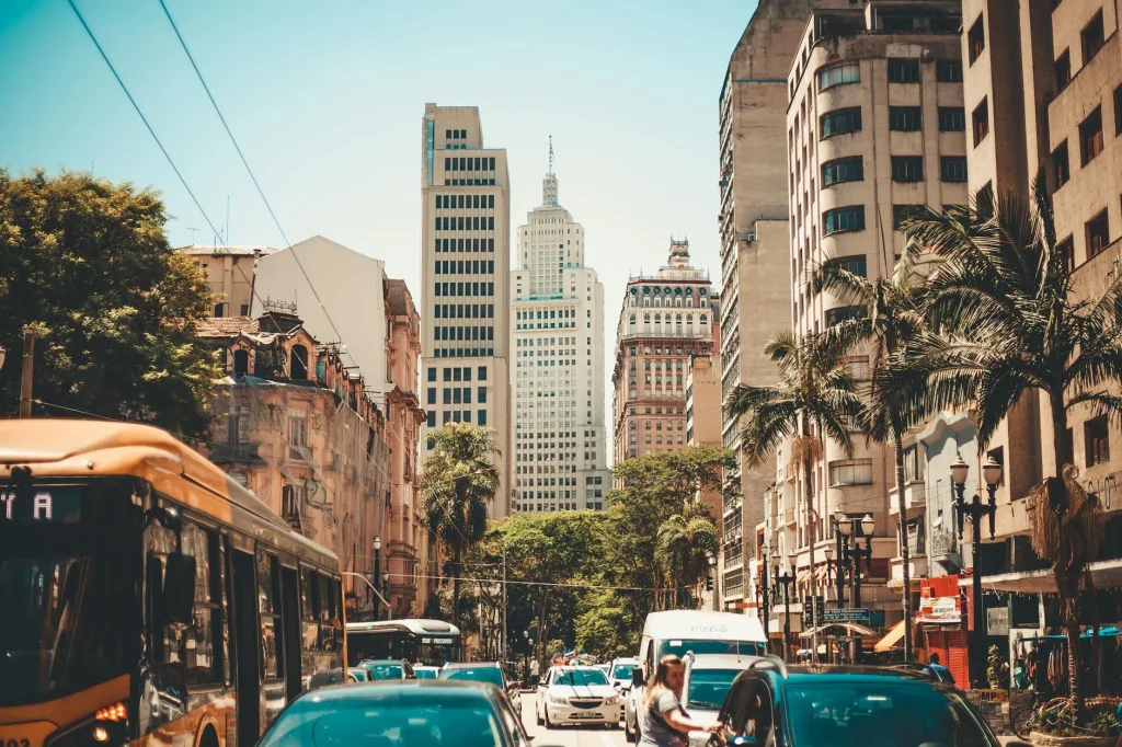 Fasilitas Unggulan Dalam Bus Pariwisata Modern